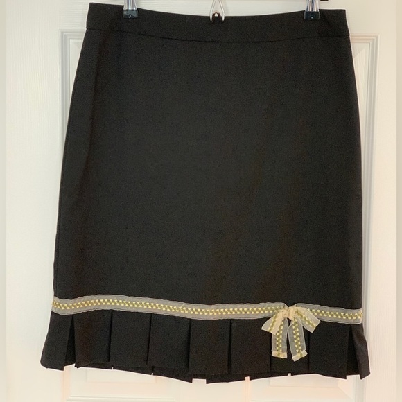 Banana Republic Dresses & Skirts - Banana Republic Pleated hem wool skirt w/ribbon bow Wool, Lined, Size 6